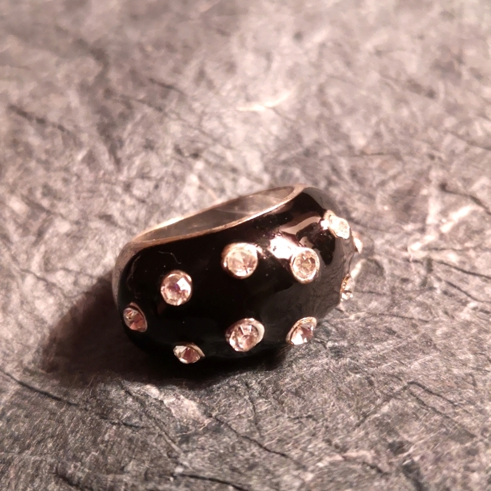 Black enamel and rhinestone dome ring 🧱🔥